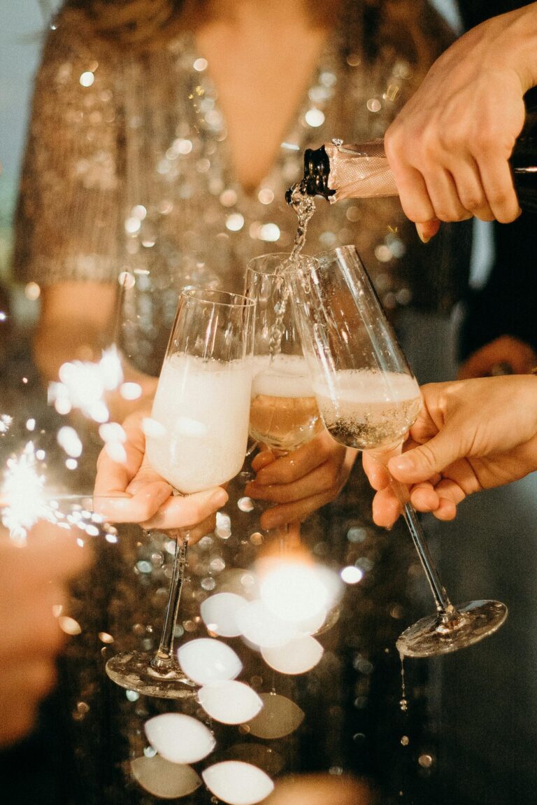 le recap, women cheering with champagne, champagne, champagne toast